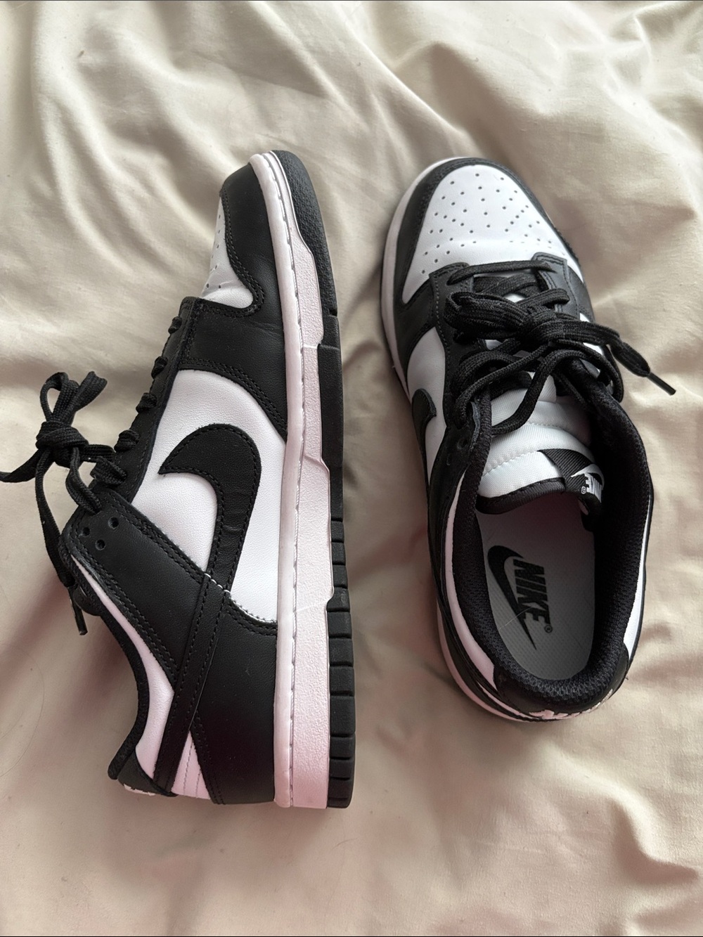 Nike women’s Black and White Low-Top Sneakers - Picture 4 of 5